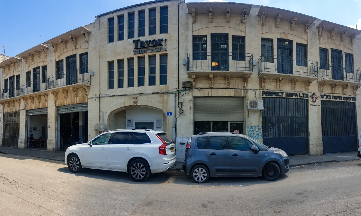 מבנה משרדים לשימור בחיפה - חוץ